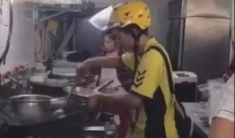 外卖小哥免费吃瓜,夏日清凉福利来袭！